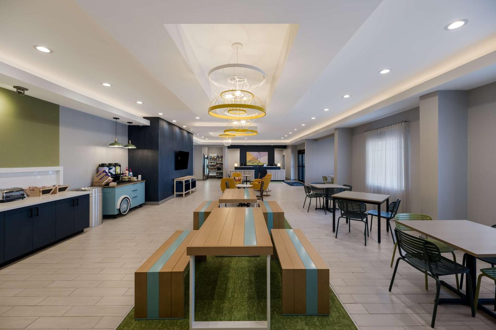 Spark By Hilton Midland South Екстер'єр фото