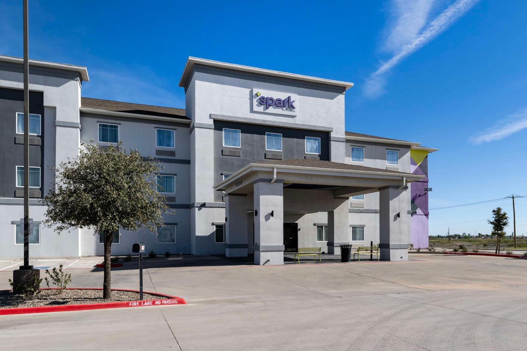Spark By Hilton Midland South Екстер'єр фото