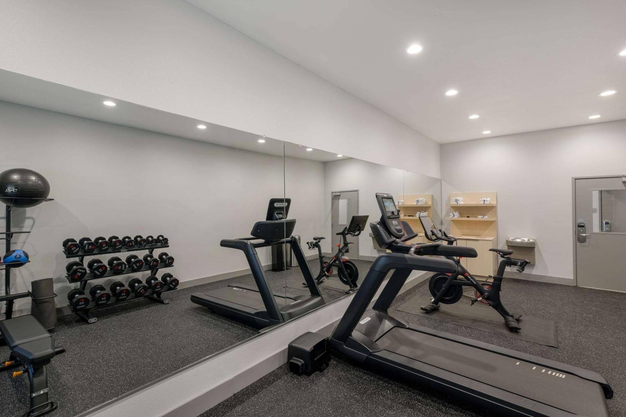 Spark By Hilton Midland South Екстер'єр фото